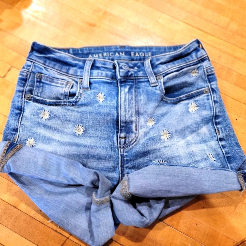 American Eagle Distressed 9 inch Rise Denim Shorts Juniors‎ W/ Daisys - SIZE 0